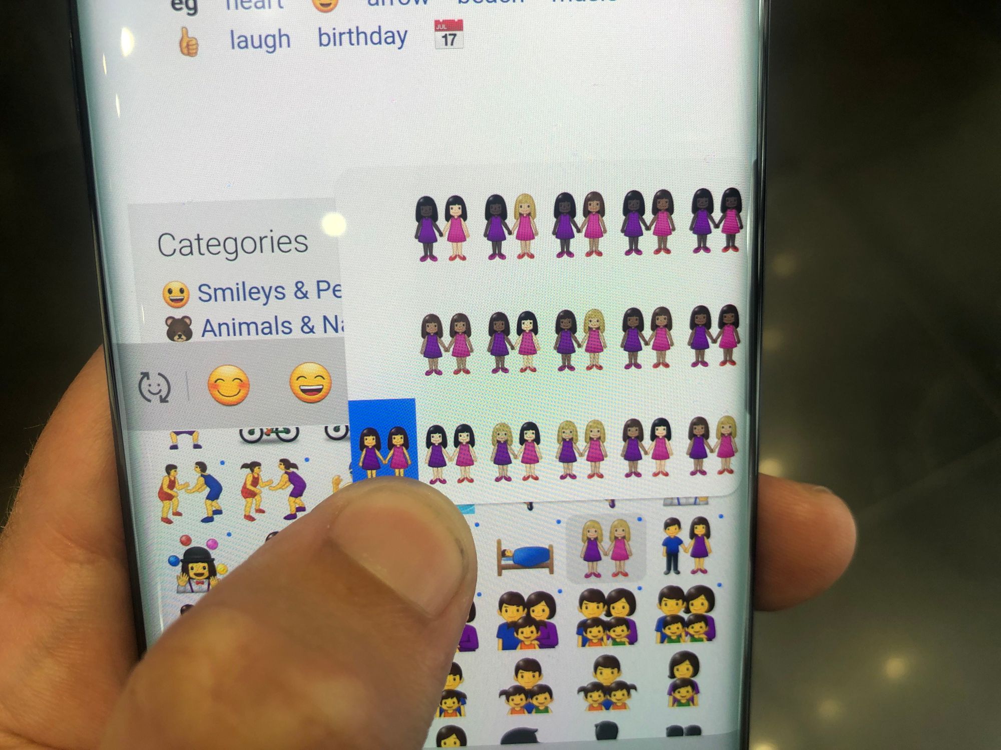 Emojipedia-Samsung-One-UI-1.5-Emoji-Keyboard-Image-Women-Holding-Hands