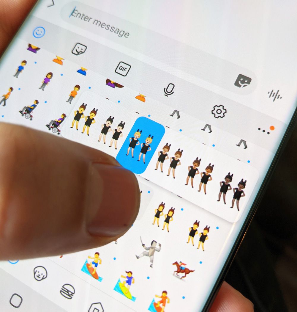 Emojipedia-Samsung-One-UI-2_5-Pictures-People-With-Bunny-Ears